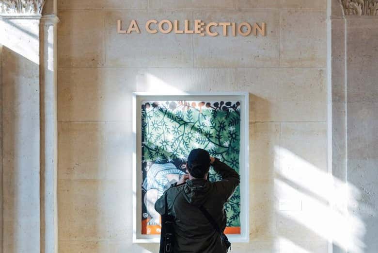 Admirando una de las obras expuestas en el museo