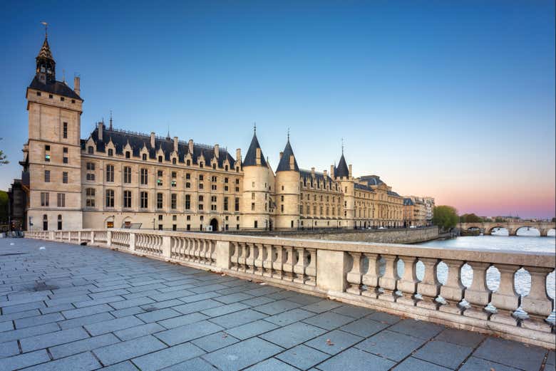Os autênticos edifícios da Conciergerie