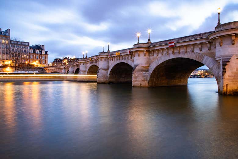 A Pont Neuf oferece vistas incríveis do rio Sena