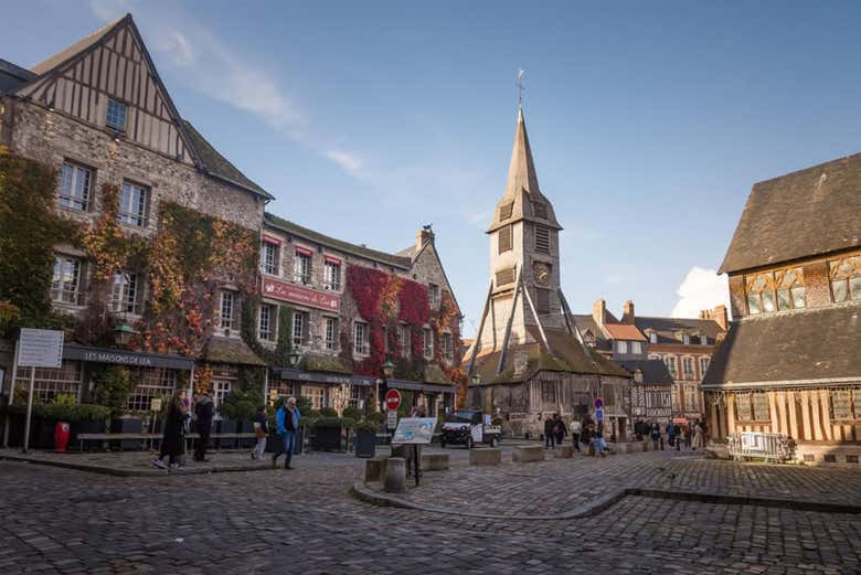 Honfleur alberga la iglesia de madera más grande de Francia