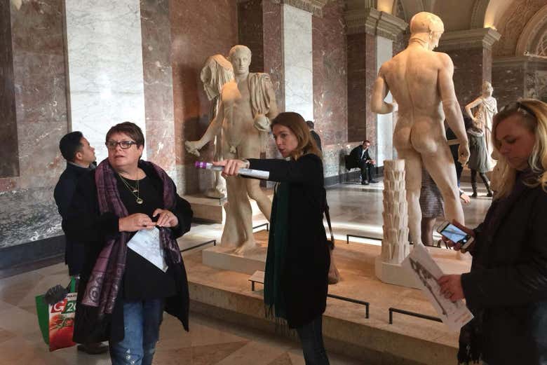 Admirando las esculturas del Louvre