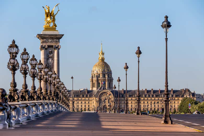 Cross the Pont Alexandre III