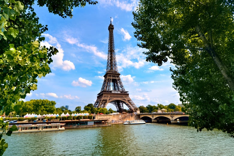A Torre Eiffel se localiza nas margens do rio Sena