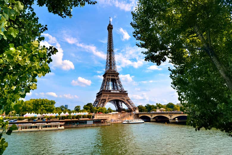 La Tour Eiffel est située sur les rives de la Seine.