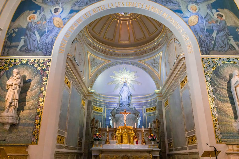 L'intérieur de la Chapelle Notre-Dame de la Médaille Miraculeuse