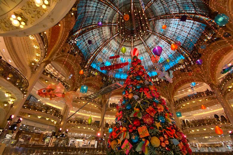 El interior de las Galerías Lafayette con decoración navideña