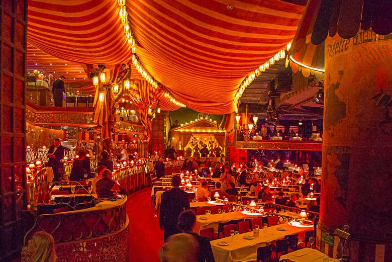Interior del Moulin Rouge, el cabaret más famosos de París