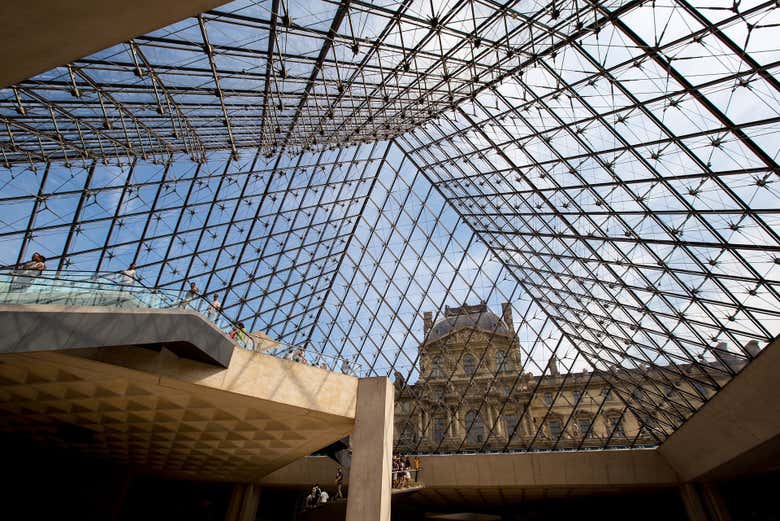 Interior da pirâmide do Louvre