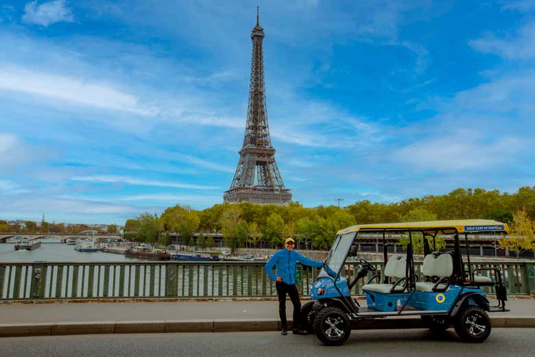Preparado para recorrer París en carrito de golf