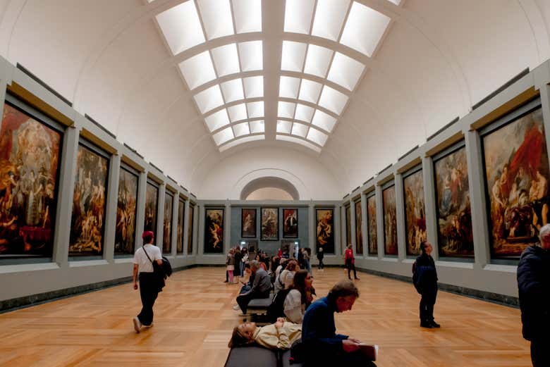 Visitando una de las galerías del Louvre