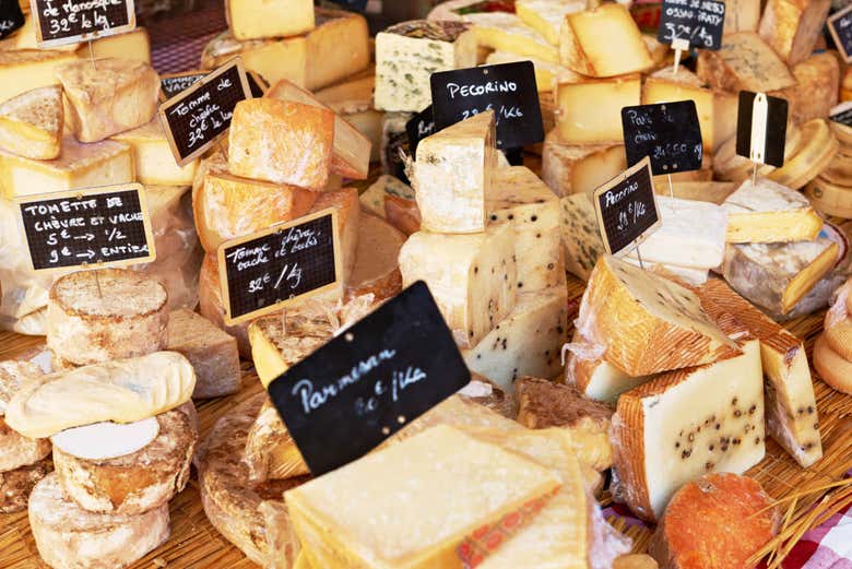 Una vetrina colma di formaggi francesi