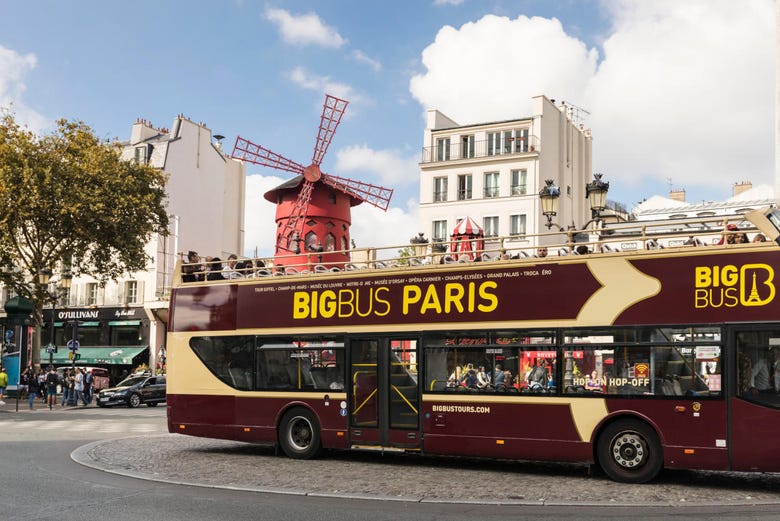 Il Moulin Rouge dall'autobus turistico