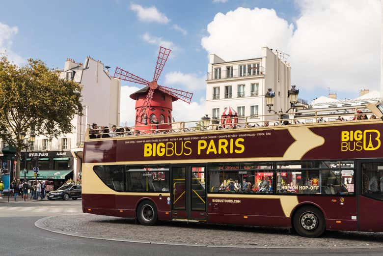 El Moulin Roge visto desde el autobús turístico