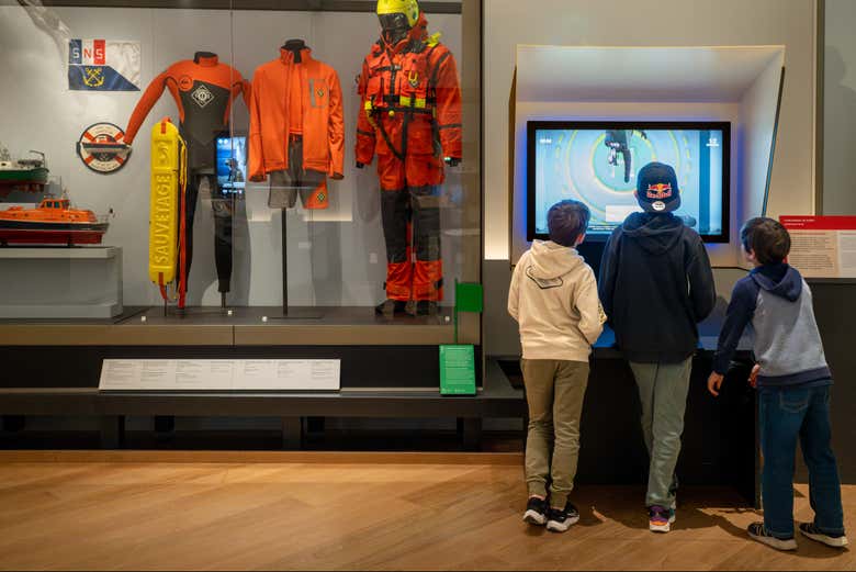 Interactuando con uno de los paneles del museo