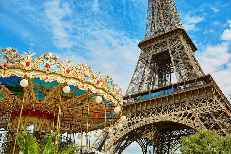 Noria junto a la Torre Eiffel