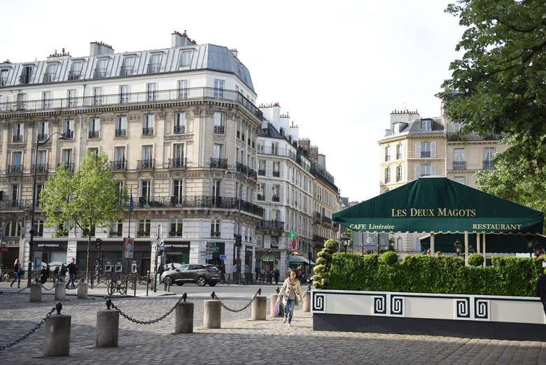 Boulevard Saint-Germain em um dia nublado