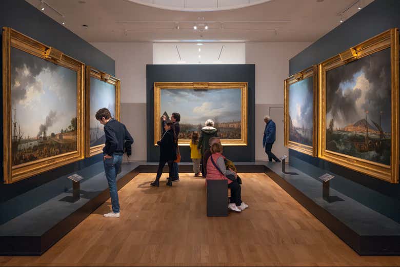 Observando la colección de cuadros del museo