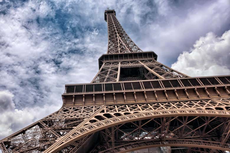 Admirando la Torre Eiffel