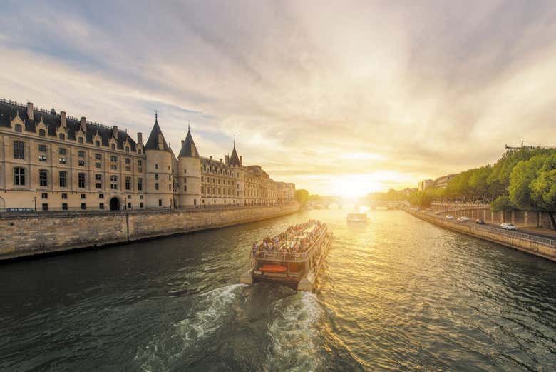 Bateaux Parisiens en el río Sena