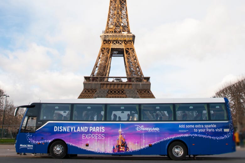 Bus garé à côté de la Tour Eiffel 