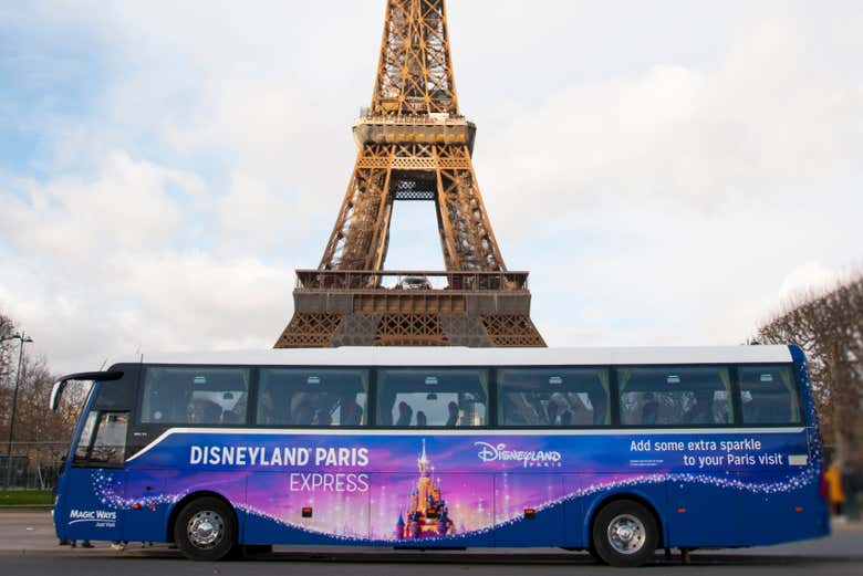 Autobús esperando junto a la Torre Eiffel 