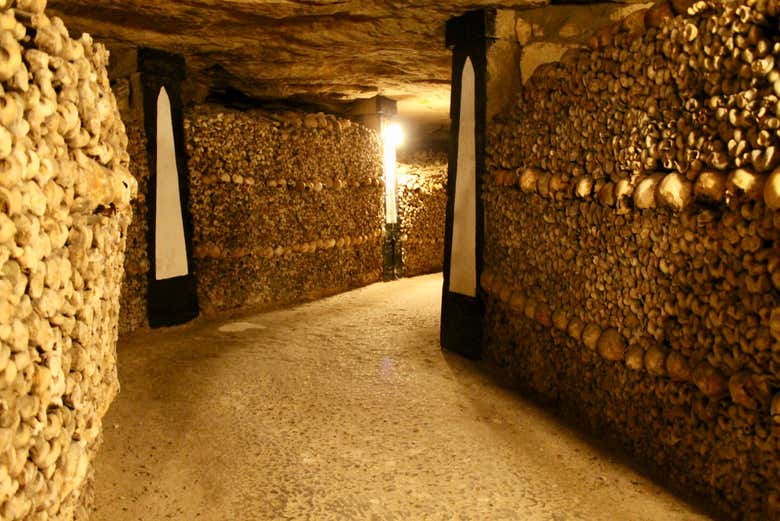 Uno de los pasillos de las Catacumbas de París