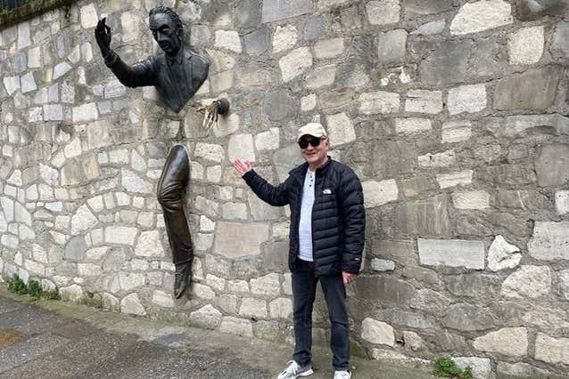 Posez à côté du Passe Muraille