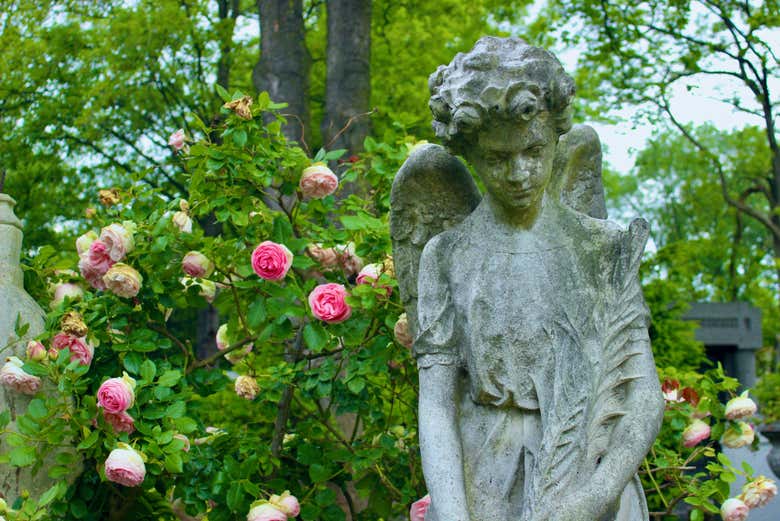 Una statua nel cimitero Père-Lachaise