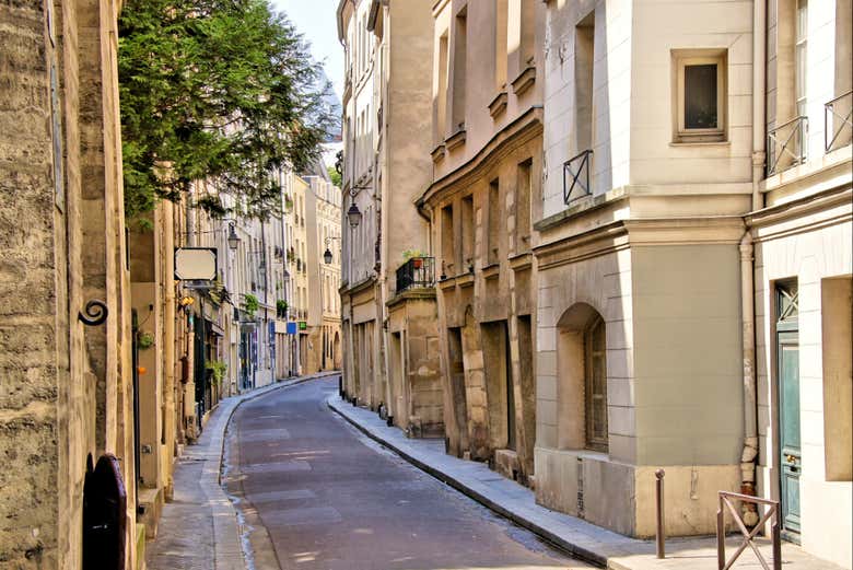 Stroll picturesque streets in Paris