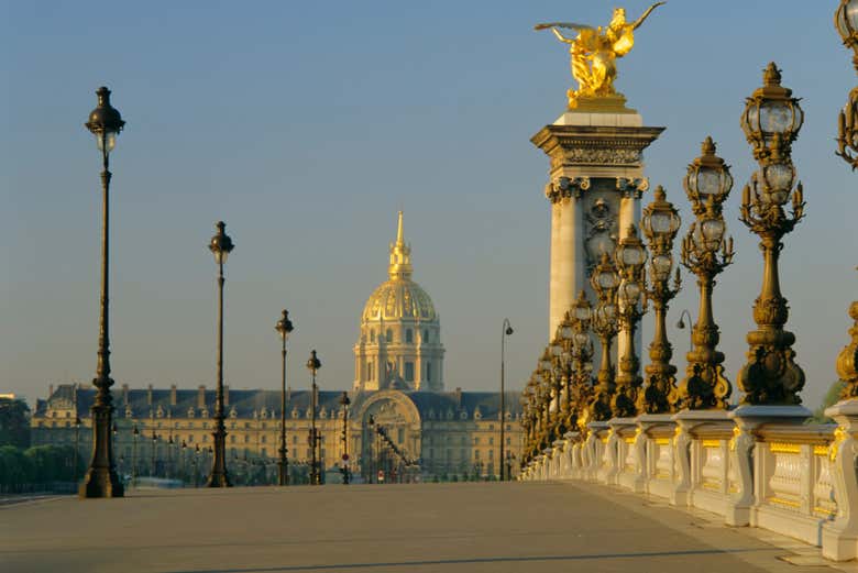 Stroll along the Pont Alexandre III 