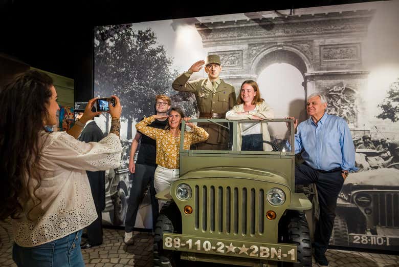 In posa con un'auto della Seconda Guerra Mondiale