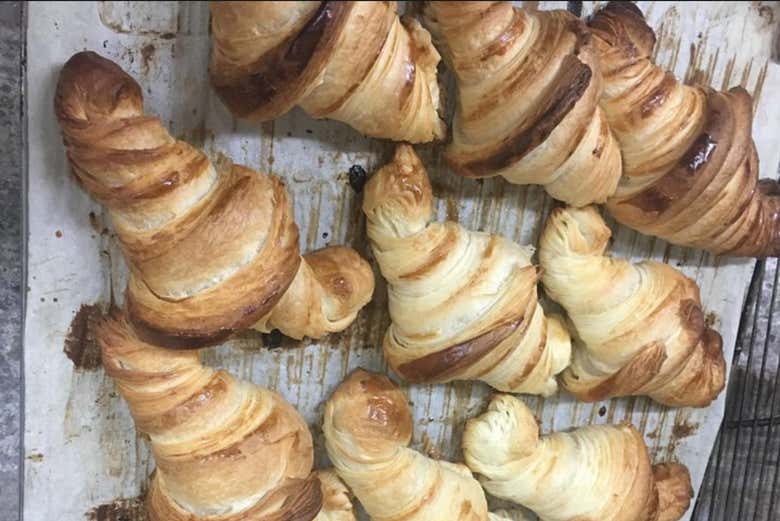 Varios cruasanes horneados