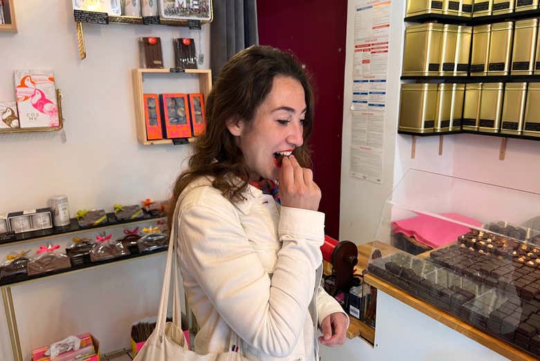 Probando un chocolate