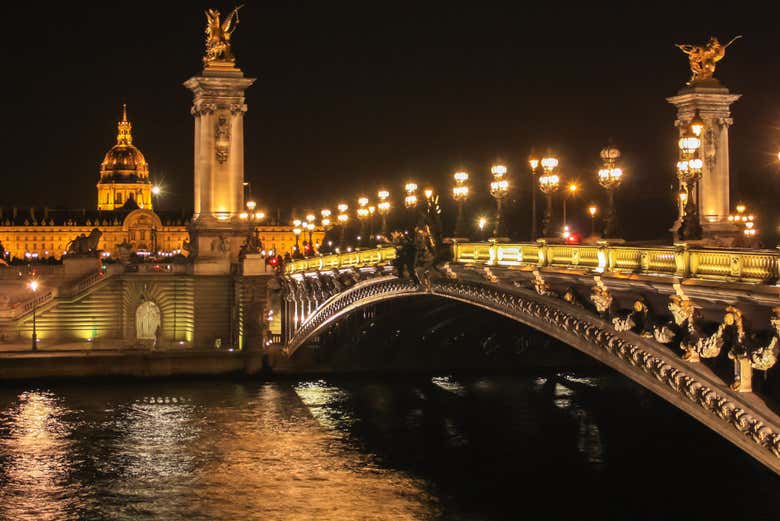 Stroll along the Pont Alexandre III