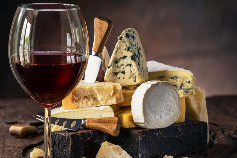 Haremos una cata de quesos franceses con vino