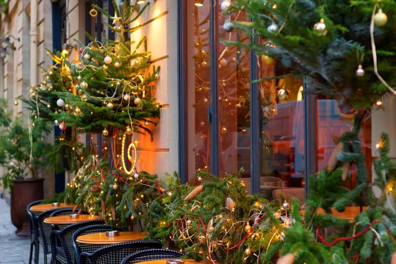 Un restaurante de París decorado por Navidad