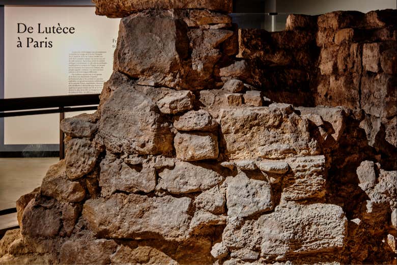 Remains in the Paris Archaeological Crypt © Pierre Antoine