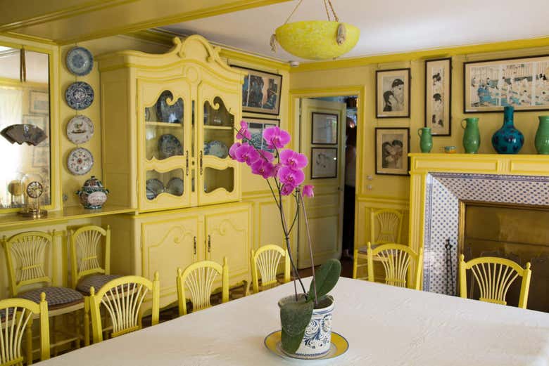 El salón de la vivienda del artista