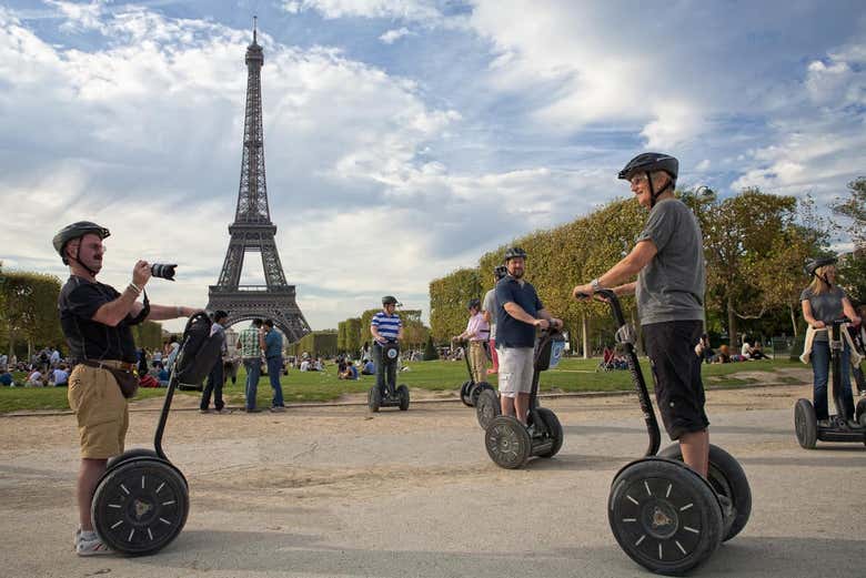 In segway alla Torre Eiffel