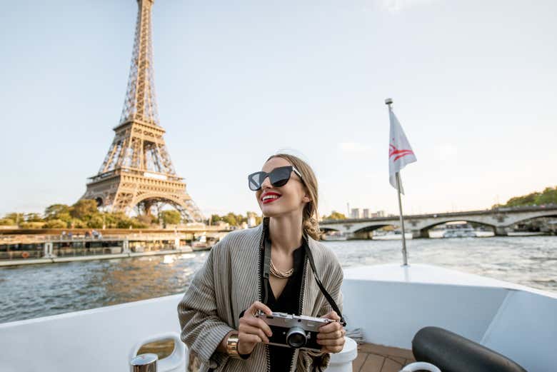 Admirando la Torre Eiffel durante el crucero por el Sena