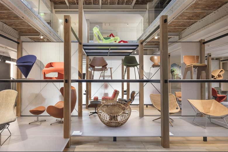 Sala que muestra la evolución en el diseño de las sillas