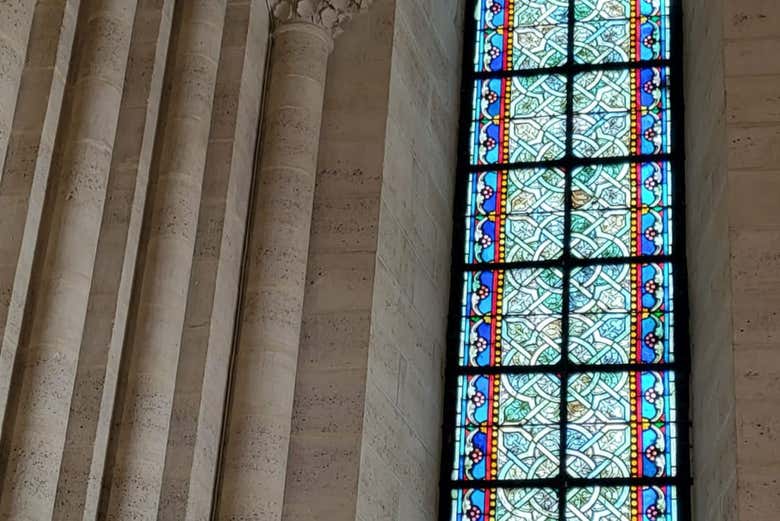 Ammirando le vetrate colorate della cattedrale