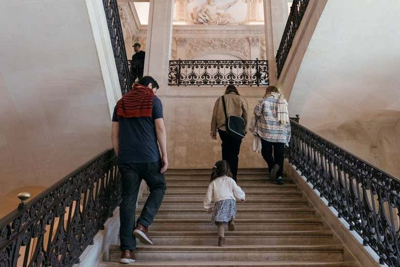 Subiendo por la escalinata del museo