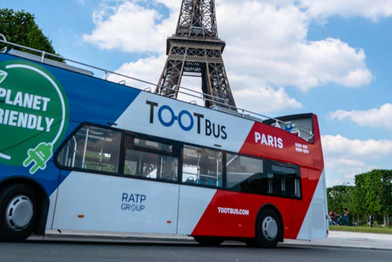 Passez à côté de la Tour Eiffel
