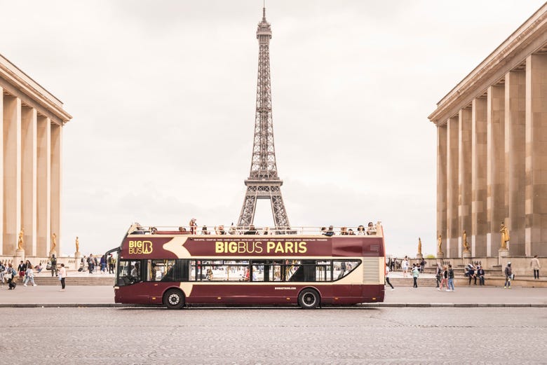 A Torre Eiffel vista do ônibus