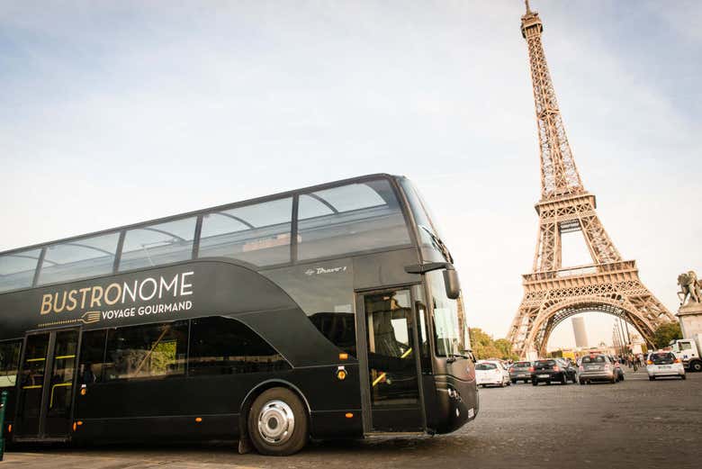 Bustronome passando pela Torre Eiffel