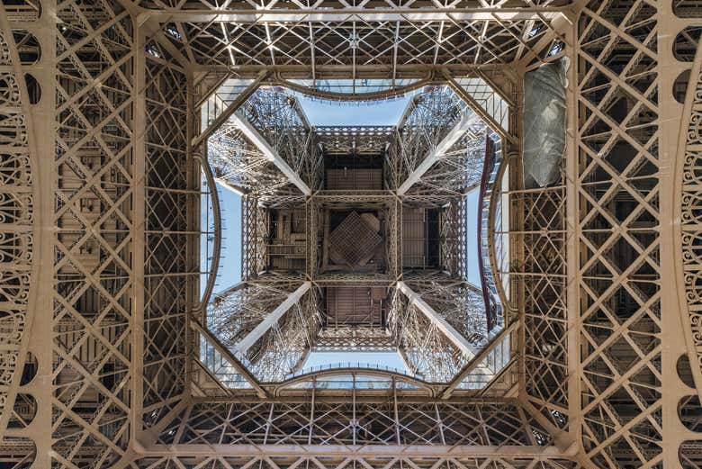 L'interno della Torre Eiffel visto dalla base