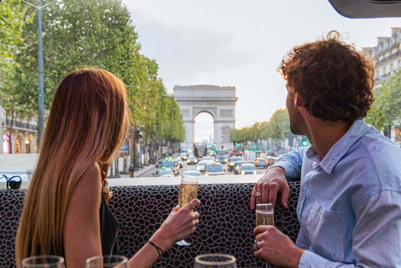 Disfrutando del tour y las bebidas en París