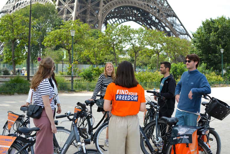 Nos detendremos ante la Torre Eiffel