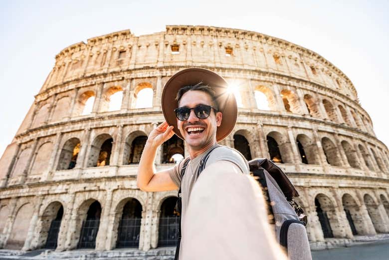 Selfie frente al Coliseo de Roma